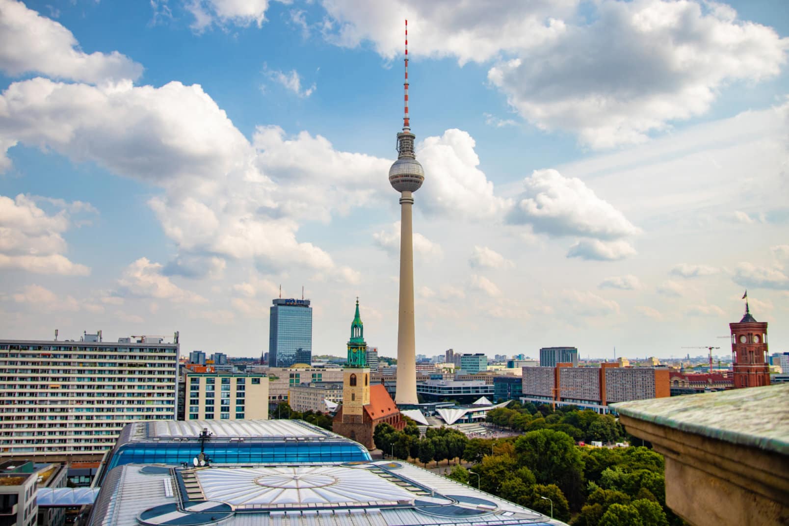 Blick auf den Fernsehturm in Berlin sowie weitere Gebäude im Umfeld